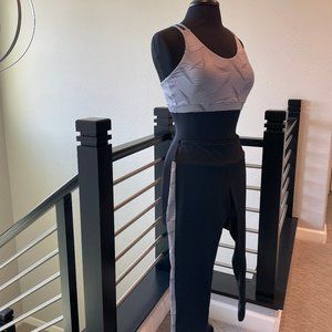 Like New Asics Activeware Workout Set - Sports Bra Top / Capri Leggings - Size M